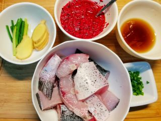 降血脂抗衰老美食，红曲糟炒鱼块的做法步骤：3