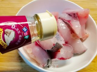 降血脂抗衰老美食，红曲糟炒鱼块的做法步骤：2