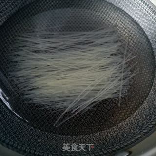 鸡肠草羊肉汤粉的做法步骤：1