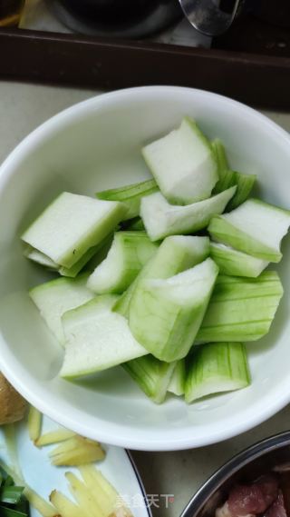 丝瓜炒鱼块的做法步骤：2