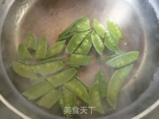 荷兰豆木耳炒口蘑的做法步骤：4