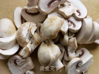 荷兰豆木耳炒口蘑的做法步骤：2