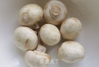 荷兰豆木耳炒口蘑的做法步骤：1