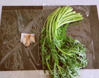 蒜蓉茼蒿的做法步骤：1