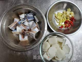 鲳鱼烧年糕的做法步骤：1