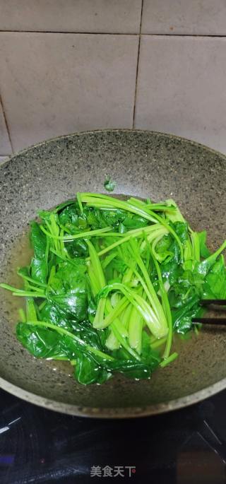菠菜炒鸡蛋的做法步骤：4