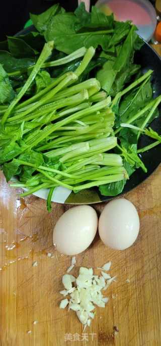 菠菜炒鸡蛋的做法步骤：2