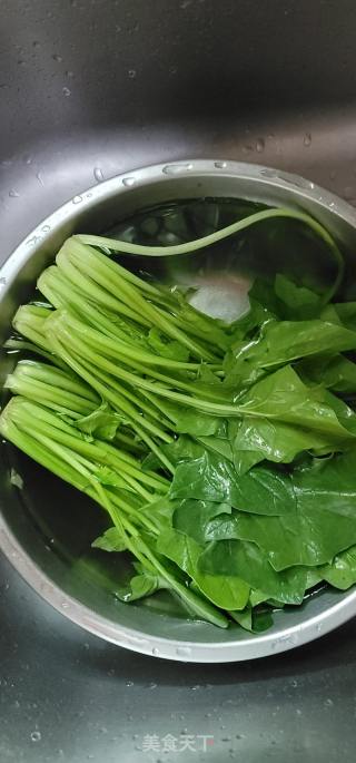 菠菜炒鸡蛋的做法步骤：1