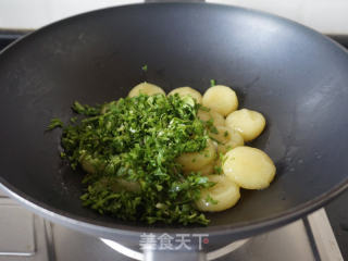 荠菜炒土豆疙瘩的做法步骤：12