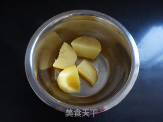 荠菜炒土豆疙瘩的做法步骤：2