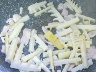 春笋炒肉的做法步骤：6