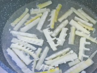 春笋炒肉的做法步骤：3