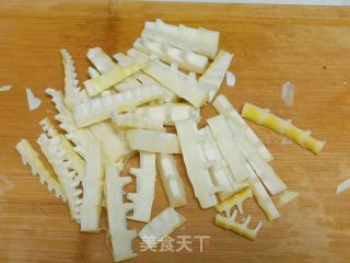 春笋炒肉的做法步骤：2
