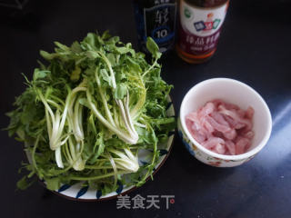 荠菜炒肉丝的做法步骤：1