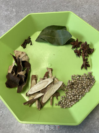 浓汤牛腩面的做法步骤：3