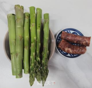 芦笋炒腊肠的做法步骤：1