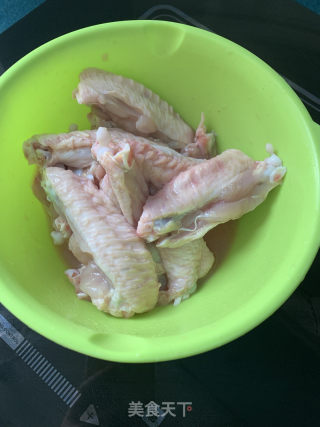 盐焗鸡翅的做法步骤：1