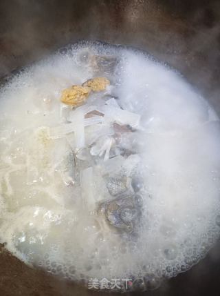 白萝卜鲫鱼汤的做法步骤：2