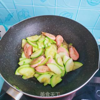 北极虾炒西葫芦的做法步骤：9