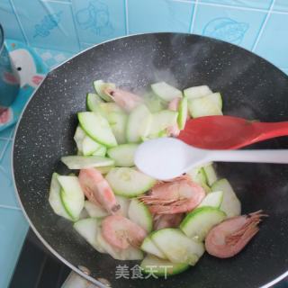 北极虾炒西葫芦的做法步骤：7