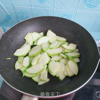 北极虾炒西葫芦的做法步骤：5