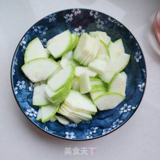 北极虾炒西葫芦的做法步骤：2