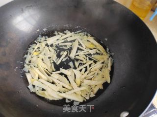 冬笋鸡蛋儿菜炒年糕的做法步骤：3