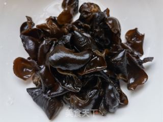 茼蒿木耳拌海参的做法步骤：1