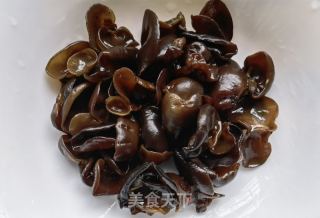 茼蒿木耳拌虾仁的做法步骤：7