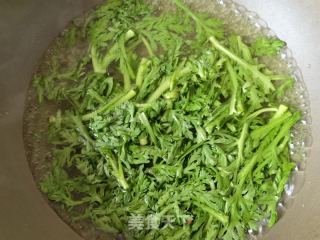 茼蒿木耳拌虾仁的做法步骤：3