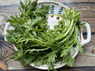 茼蒿木耳拌虾仁的做法步骤：1
