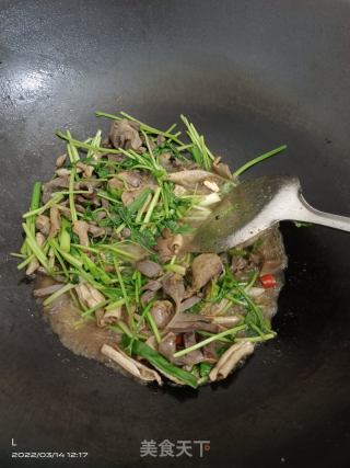 香菜炒鸭肾的做法步骤：6