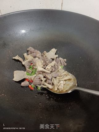 香菜炒鸭肾的做法步骤：4