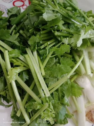 香菜炒鸭肾的做法步骤：2