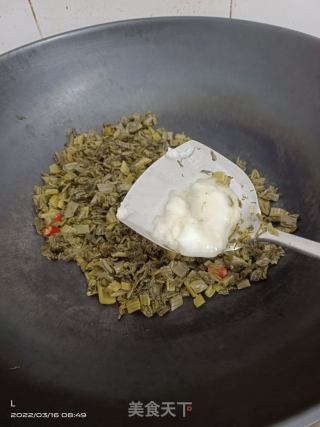 炒酸菜的做法步骤：3