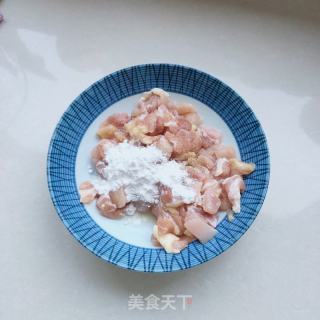 辣椒炒鸡丁的做法步骤：1