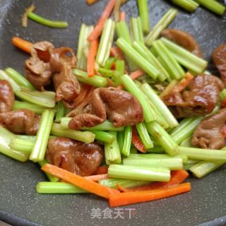 芹菜炒卤肥肠的做法步骤：11