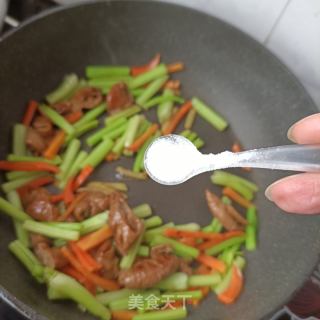 芹菜炒卤肥肠的做法步骤：10