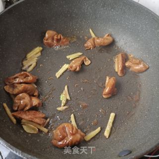 芹菜炒卤肥肠的做法步骤：8