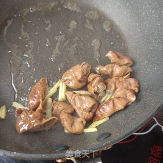 芹菜炒卤肥肠的做法步骤：7