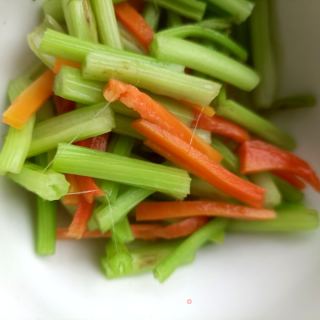 芹菜炒卤肥肠的做法步骤：5