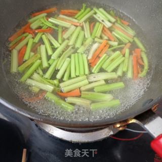 芹菜炒卤肥肠的做法步骤：4
