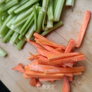 芹菜炒卤肥肠的做法步骤：2
