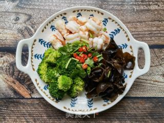 西兰花木耳拌虾仁的做法步骤：11