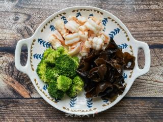 西兰花木耳拌虾仁的做法步骤：10