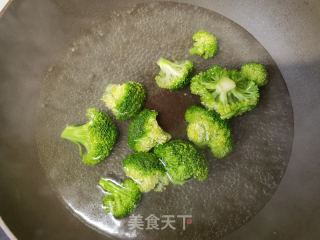 西兰花木耳拌虾仁的做法步骤：2