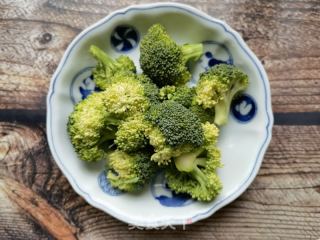 西兰花木耳拌虾仁的做法步骤：1