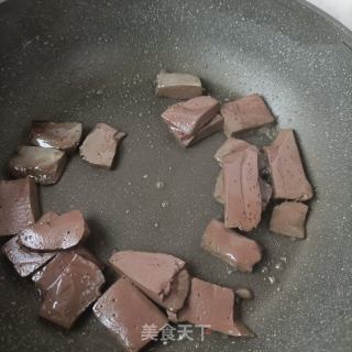 鸡肠草炒猪血的做法步骤：8