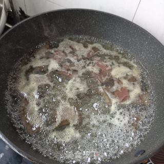 鸡肠草炒猪血的做法步骤：2
