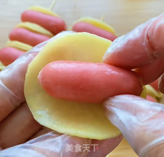 土豆香肠卷的做法步骤：2